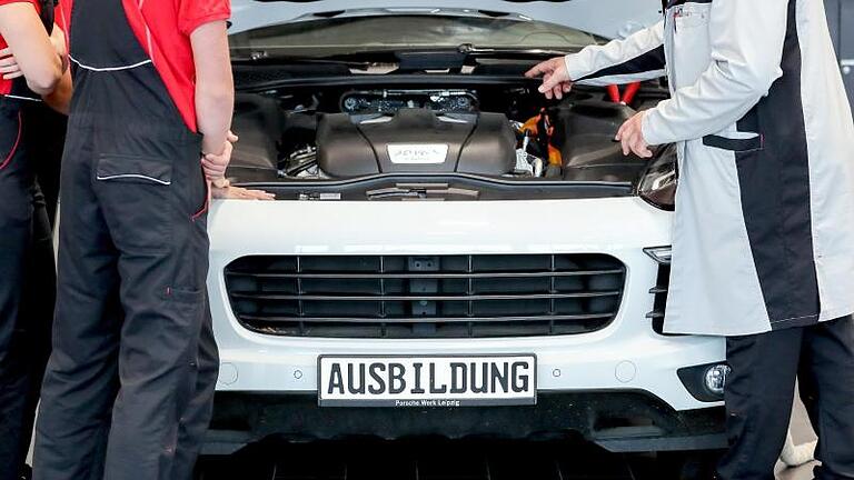 Fast jeder Ausbildungsberuf kann grüne Facetten haben: Kfz-Mechatroniker etwa können sich auf E-Mobilität spezialisieren. Foto: Jan Woitas/dpa-Zentralbild/dpa - Kfz-Mechatroniker ist ein beliebter Ausbildungsberuf. Hier erfahren Sie alle Infos rund um das Gehalt. Fast jeder Ausbildungsberuf kann grüne Facetten haben: Kfz-Mechatroniker etwa können sich auf E-Mobilität spezialisieren. Foto: Jan Woitas/dpa-Zentralbild/dpa - Kfz-Mechatroniker ist ein beliebter Ausbildungsberuf. Hier erfahren Sie alle Infos rund um das Gehalt.