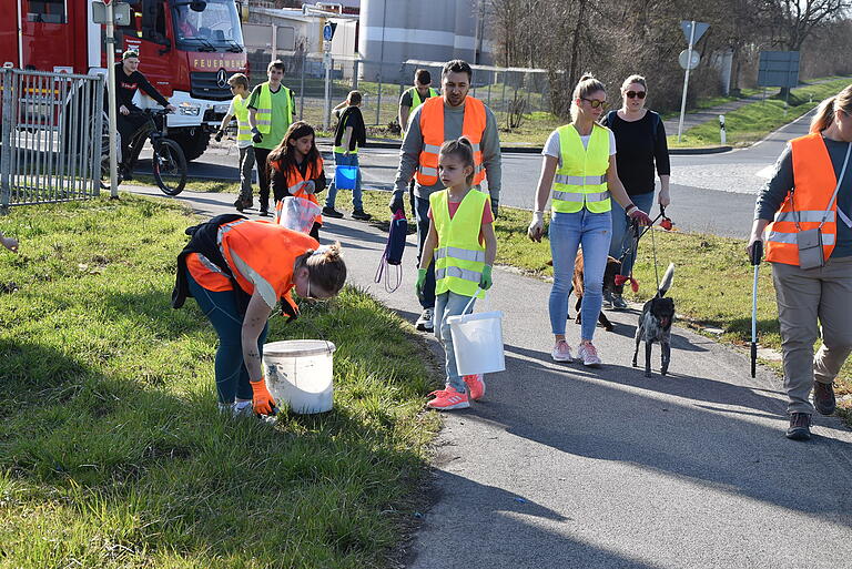 Als Familienausflug beteiligten sich groß und klein bei der gemeindeübergreifenden Müllsammelaktion.