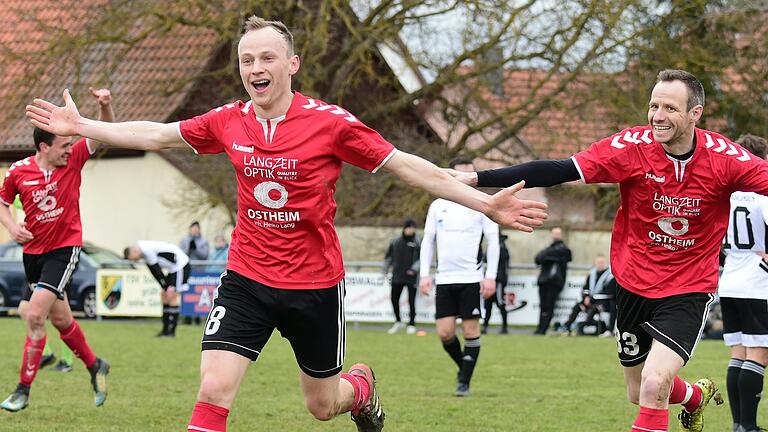 So wie hier im Spiel gegen den FC Strahlungen durften David Heuring (links), Martin Felsburg (rechts) und die SG Urspringen-Sondheim/Rhön auch am Freitagabend beim 4:2-Auswärtssieg in Bad Königshofen jubeln. Heuring traf zum 4:1.