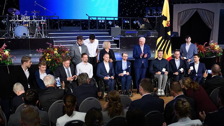 Verleihung Silbernes Lorbeerblatt - Die Rollstuhlbasketball-Nationalmannschaft wird von Bundespräsident Frank-Walter Steinmeier (5.v.r.) und Bundesinnenministerin Nancy Faeser (8.v.l.) mit dem Silbernen Lorbeerblatt ausgezeichnet. Verleihung Silbernes Lorbeerblatt - Die Rollstuhlbasketball-Nationalmannschaft wird von Bundespräsident Frank-Walter Steinmeier (5.v.r.) und Bundesinnenministerin Nancy Faeser (8.v.l.) mit dem Silbernen Lorbeerblatt ausgezeichnet.