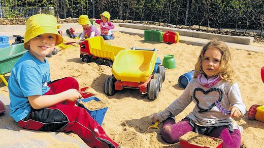 Ein großer Sandkasten lädt zum Spielen ein.