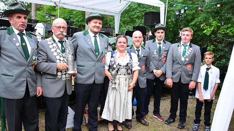 Die Königsfamilie der Nüdlinger Schützen mit der Schützenkönigin Tamara Amthor.  Foto: Arthur Stollberger       -  Die Königsfamilie der Nüdlinger Schützen mit der Schützenkönigin Tamara Amthor.  Foto: Arthur Stollberger