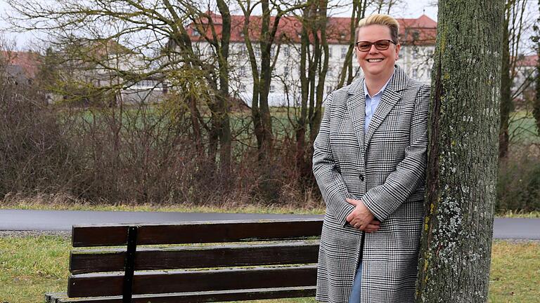 Der Platz unter dem Einheitsbaum in Heidenfeld hat für Martina Braum eine ganz besondere Bedeutung.