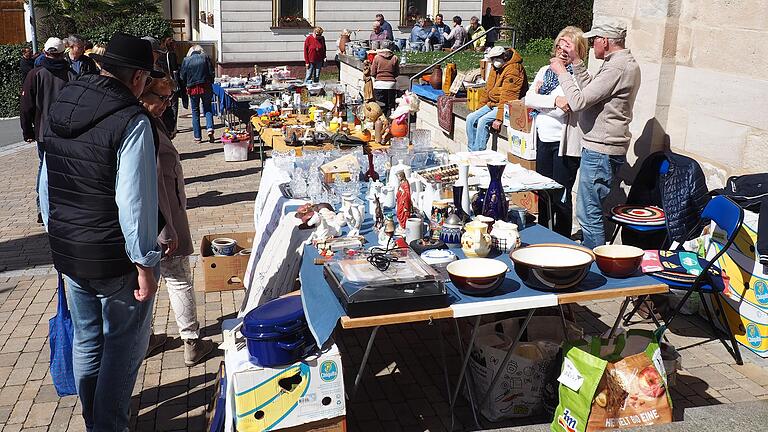 Auf dem Flohmarkt am Kirchberg konnte man das ein oder andere Schnäppchen finden. Auf dem Flohmarkt am Kirchberg konnte man das ein oder andere Schnäppchen finden.