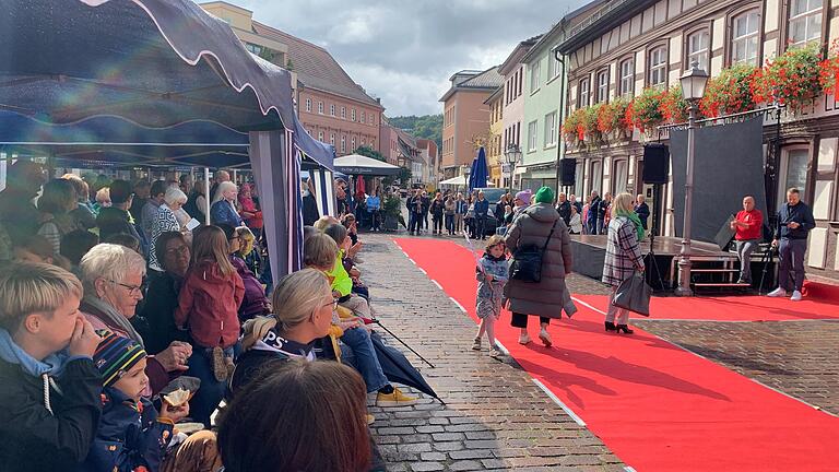 Models und Besucherinnen und Besucher hatten viel Spaß bei der diesjährigen Modenschau in Marktheidenfeld.