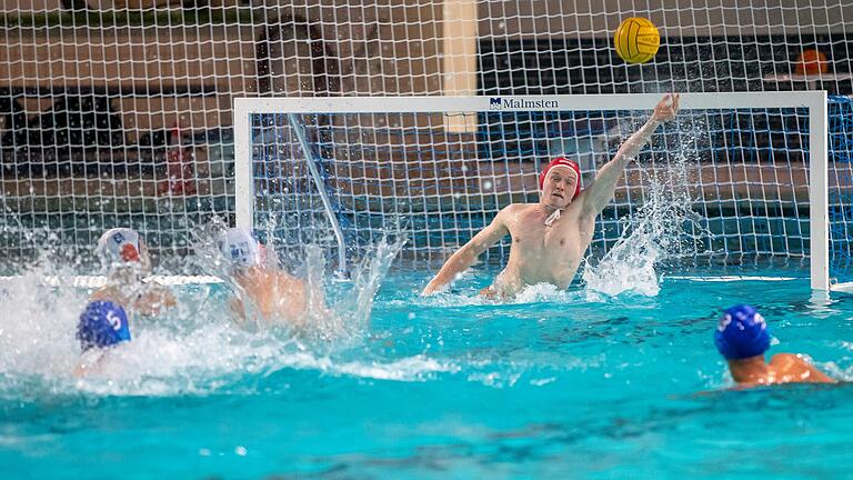 Torhüter Benjamin Flammersberger, hier in einer anderen Partie, hielt die SV05-Wasserballer gegen Duisburg im Spiel. Torhüter Benjamin Flammersberger, hier in einer anderen Partie, hielt die SV05-Wasserballer gegen Duisburg im Spiel.