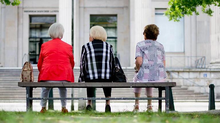 Drei ältere Frauen auf einer Bank in Hannover. Rentner sollen ab nächstem Jahr weniger für ihre Krankenversicherung zahlen. Foto: Julian Stratenschulte       -  Auch Rentner müssen Beiträge in die Krankenversicherung zahlen.