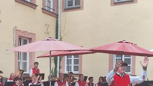 Die Georgi-Bläser Bad Brückenau sorgten für die passende musikalische Unterhaltung beim Sommerfest des Pflegeheims Schloss Römershag.       -  Die Georgi-Bläser Bad Brückenau sorgten für die passende musikalische Unterhaltung beim Sommerfest des Pflegeheims Schloss Römershag.