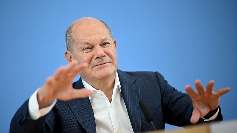 Sommer-Pressekonferenz von Bundeskanzler Scholz       -  Ziemlich bald nach seiner Sommer-Pressekonferenz geht es für Scholz erstmal in den Urlaub. Sein Wunsch: Ruhe.