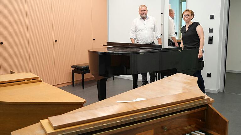 Der Vorsitzende des Zweckverbands Sing- und Musikschule Würzburg, Landrat Thomas Eberth, und die Geschäftsleiterin Anne-Katrin Kuhn freuen sich über den Umzug in die neuen Räume im Mozartareal.