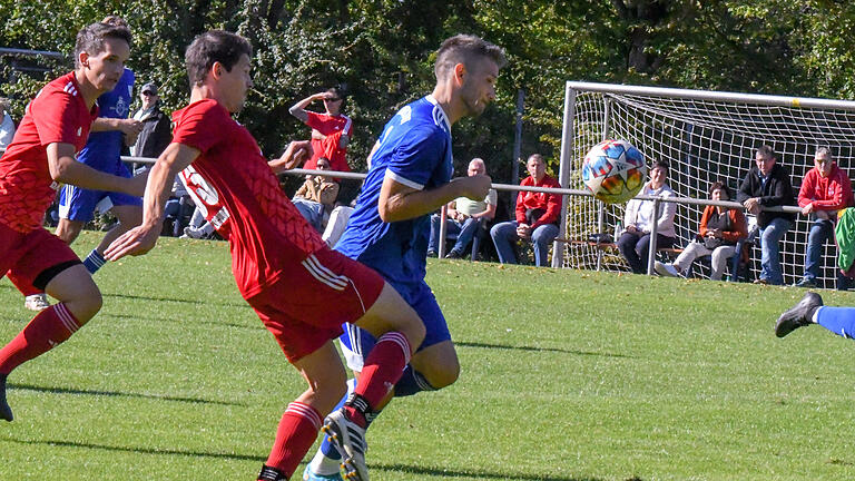 Die Spiele des FC 06 Bad Kissingen und TSV Münnerstadt       -  Auf bislang vier Saisontore kommt Simon Snaschel (blaues Trikot) vom TSV Münnerstadt. In Trappstadt kommt es zum direkten Duell mit dem aktuell besten Schützen der Bezirksliga.