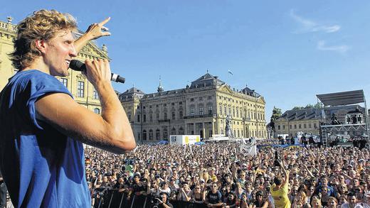 Überwältigt vom Zuspruch der Fans: Basketballer Dirk Nowitzki vor den Fan-Massen auf dem Würzburger Residenzplatz.