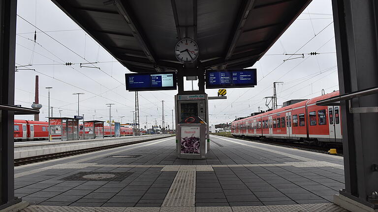 So menschenleer präsentieren sich die Bahnsteige am Schweinfurter Hauptbahnhof nur selten. Die meisten Bahnkunden hatten sich offenbar auf die Streiks eingestellt und waren am Montag erst gar nicht zum Bahnhof gekommen.&nbsp;