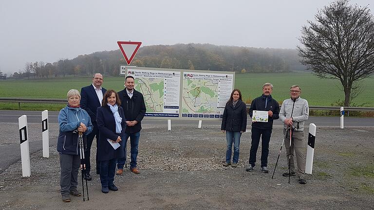 Übergabe des Förderschildes nach erfolgreichem Abschluss des Kleinprojekts (von links): Johanna Wander (2. Bürgermeisterin Waldbrunn), Daniel Steinmetz (3. Bürgermeister Waldbüttelbrunn), Ursula Engert (1. Bürgermeisterin Eisingen), Markus Haberstumpf (1. BGM Waldbrunn, stellv. Vorsitzender Allianz Waldsassengau e.V.), Verena Moersner (ILE-Managerin), Dr. Norbert Christoph (1. Vorsitzender TTC Waldbrunn e.V.), Hans Fiederling (Altbürgermeister Waldbrunn).