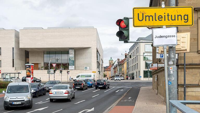 In den kommenden Monaten muss der Verkehr in der Judengasse, hinter dem Museum Georg Schäfer in Schweinfurt, wegen verschiedener Baumaßnahmen immer wieder über die Metzgergasse umgeleitet werden. In den kommenden Monaten muss der Verkehr in der Judengasse, hinter dem Museum Georg Schäfer in Schweinfurt, wegen verschiedener Baumaßnahmen immer wieder über die Metzgergasse umgeleitet werden.