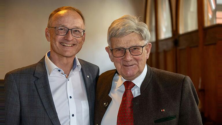 Zwei Gönner des Heimatmuseums: Andreas Linder von der Sparkasse Schweinfurt-Haßberge (links) und der ehemalige Kreisheimatpfleger Günter Lipp.