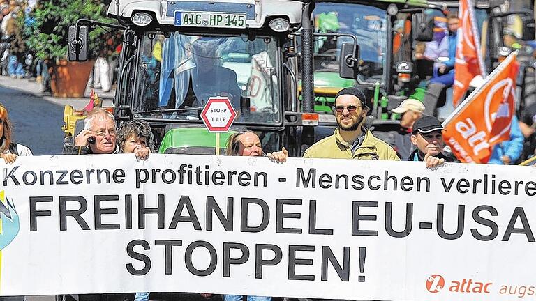 Kritik an TTIP: Mit rund 230 verschiedenen Aktionen wurde in Deutschland &ndash; wie hier in Augsburg &ndash; gegen das Freihandelsabkommen demonstriert.