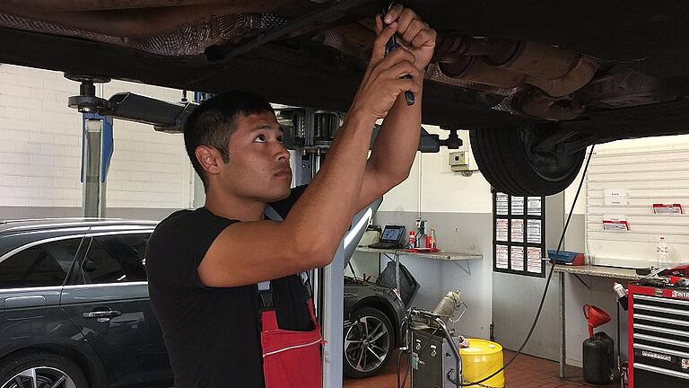 Rahmatullah Mobariz, 26 Jahre alt, aus Afghanistan, darf jetzt seine Ausbildung zum Kfz-Mechatroniker beim Autohaus Vossik, Gelder & Sorg in Schweinfurt beginnen.