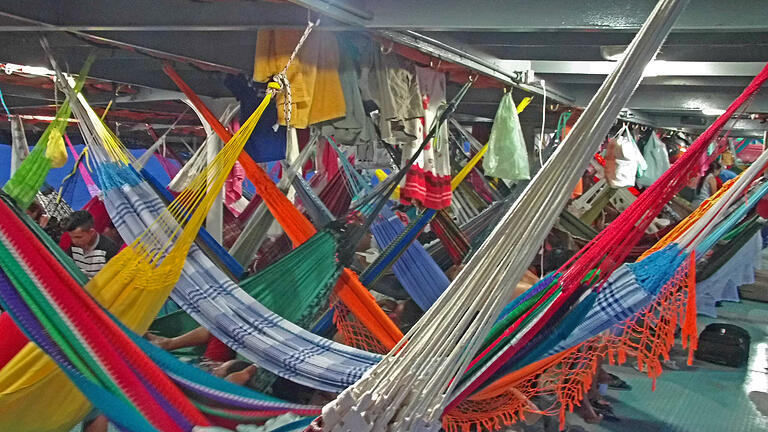 Ein typisches Bild aus bunten Hängematten auf dem Schiff. Sie dienen als 'Zimmer' und Schlafplatz zugleich.