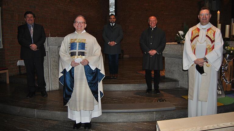 Mit großer Freude wurde Domkapitular Thomas Keßler beim Einführungsgottesdienst als Pfarrer der Pfarreiengemeinschaft St. Martin, Brend, willkommen geheißen. Von links: Rödelmaiers Bürgermeister Michael Pöhnlein, Domkapitular Thomas Keßler, Bad Neustadts Bürgermeister Michael Werner, Landrat Thomas Habermann und Dekan Andreas Krefft.