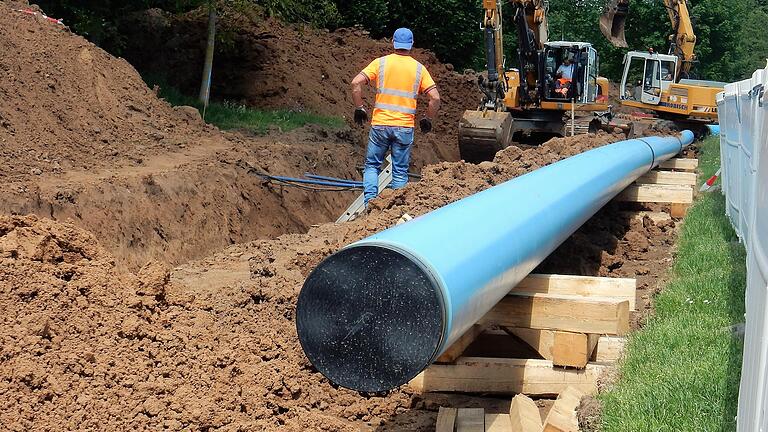 Einen Durchmesser von 40 Zentimetern haben die Rohre, die von Schweinfurt in den Landkreis Haßberge verlegt werden, um dort die Wasserversorgung&nbsp; in den nächsten Jahrzehnten sicherzustellen. Im Juni soll die 26 Kilometer lange Leitung fertiggestellt sein.