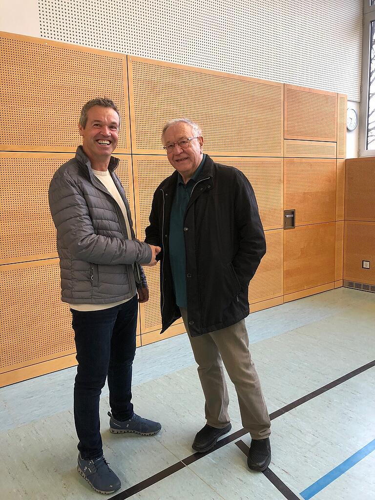 Volker Silberzahn, der Vorsitzende des Sportjugendfördervereins Main-Tauber, und Hans Sieber, der Geschäftsführer der Arnold-Hollerbach-Stiftung,&nbsp;besiegeln die weitere Zusammenarbeit.