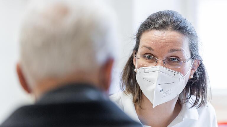 Beim Erstgespräch: Hausärztin Elisabeth Rieck bekommt täglich neue Patientinnen und Patienten dazu, weil im westlichen Landkreis Würzburg viele ihrer Kolleginnen und Kollegen in Rente gehen.&nbsp; &nbsp;