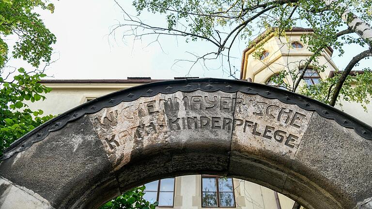 Die Wickenmayersche Kinderpflege in Würzburg wurde bis Mitte der neunziger Jahre von den Erlöserschwestern betrieben. Dort wurden Kinder aus schwierigen Verhältnissen betreut. Heute ist dort eine Einrichtung der Diakonie untergebracht. Die Wickenmayersche Kinderpflege in Würzburg wurde bis Mitte der neunziger Jahre von den Erlöserschwestern betrieben. Dort wurden Kinder aus schwierigen Verhältnissen betreut. Heute ist dort eine Einrichtung der Diakonie untergebracht.