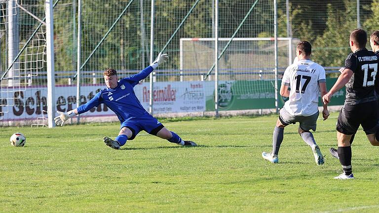 Zu platziert ist der Schuss des Sander Angreifers Lorenz Schäder, der Strahlungens Torwart Johannes Bömmel bei seinem Treffer zum 2:0 keine Abwehrchance lässt.