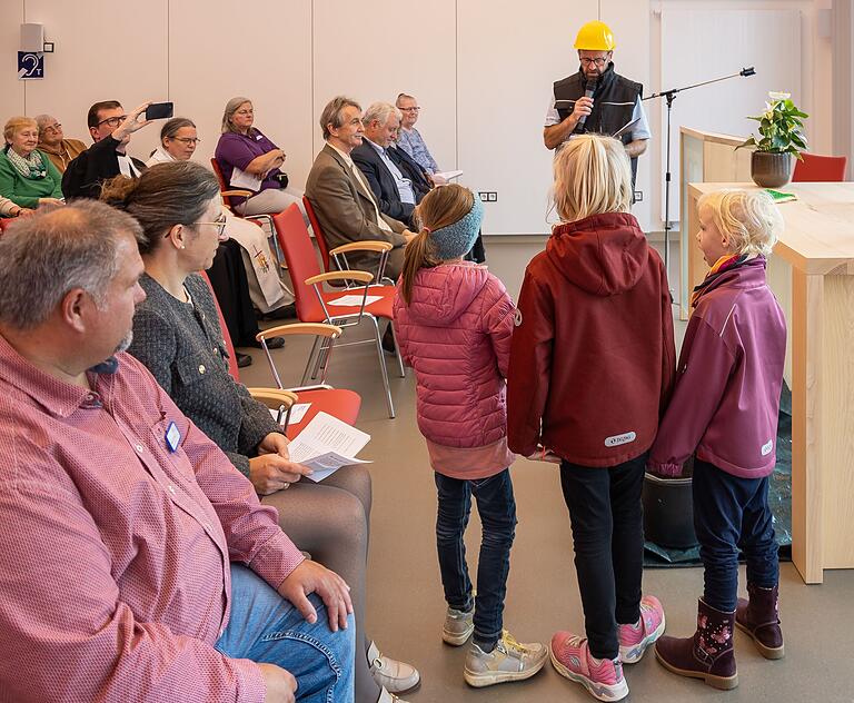 Die drei Mädels aus dem Publikum halfen dem 'Bauleiter' Rudi Reinhart bei der Bereitstellung der notwenden Materialien, um die Bauarbeiten abzuschließen.