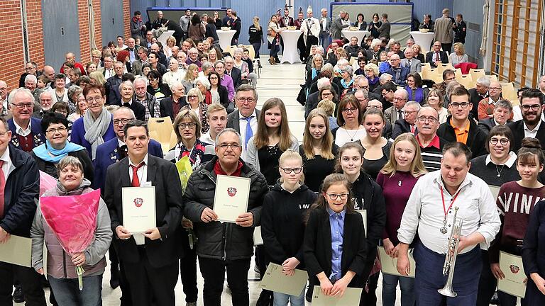 Für großes ehrenamtliches Engagement und herausragend sportliche Leistungen wurden beim Neujahrsempfang der Gemeinde Eisingen zahlreiche Bürger geehrt.