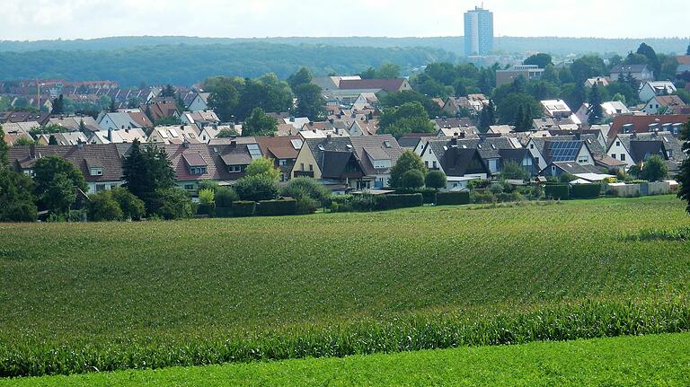 Ein Blick über die so genannten Pfannäcker, die als mögliches neues Baugebiet in zehn bis 15 Jahren in Frage kommen. Ein Blick über die so genannten Pfannäcker, die als mögliches neues Baugebiet in zehn bis 15 Jahren in Frage kommen.