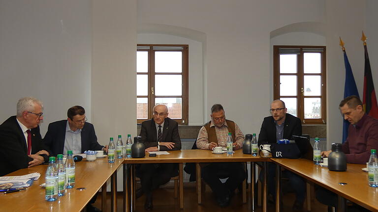 Noch ohne Masken und Abstand: Am 10. März 2020 gaben Landrat Wilhelm Schneider und seine Behördenleiter in einer Pressekonferenz bekannt, dass das Coronavirus im Landkreis angekommen sei. Noch ohne Masken und Abstand: Am 10. März 2020 gaben Landrat Wilhelm Schneider und seine Behördenleiter in einer Pressekonferenz bekannt, dass das Coronavirus im Landkreis angekommen sei.