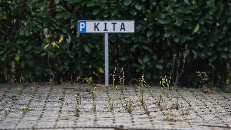 Wegen anhaltend hoher Corona-Neuinfektionen schränkt der Landkreis die Betreuung der Kita-Kinder wieder drastisch ein. Nächste Woche bleiben Einrichtungen wie Kitas geschlossen. Wegen anhaltend hoher Corona-Neuinfektionen schränkt der Landkreis die Betreuung der Kita-Kinder wieder drastisch ein. Nächste Woche bleiben Einrichtungen wie Kitas geschlossen.