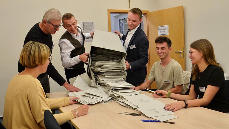 Volle Urnen gab es bei den Landtags- und Bezirkswahlen am Sonntag in Kolitzheim und den Mitgliedsgemeinden der VG Gerolzhofen. Mit fast 80 Prozent lag die Wahlbeteiligung auf sehr hohem Niveau. Das Bild zeigt Marcel Ritz, Wahlvorstand des Kolitzheimer Briefwahlbezirks II (Dritter von rechts), zusammen mit seinem Team beim Leeren einer Wahlurne im Rathaus.