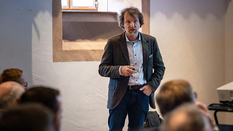 Rainer Saliger, Projektentwickler für dezentrale Energiesysteme bei Siemens, hat die Machbarkeitsstudie für die Elektrolyseanlagen erstellt. Das Bild zeigt ihn bei der Vorstellung der Studie im März.