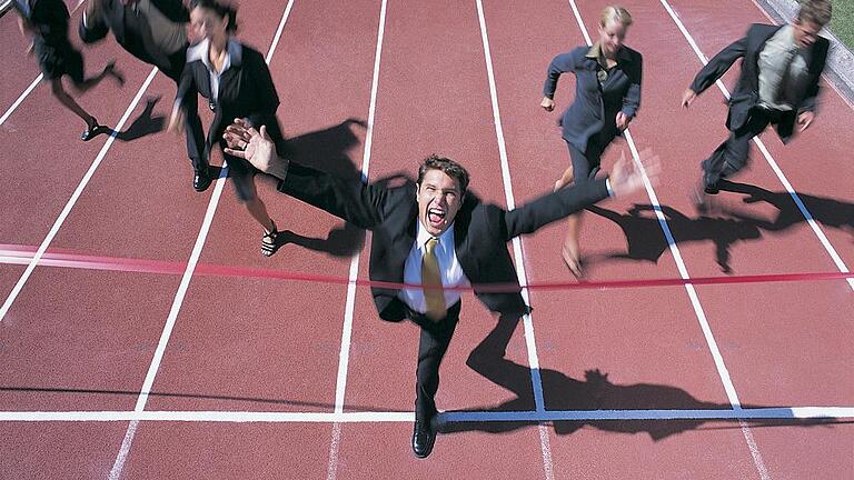 Businessman Crossing the Finish Line       -  Ständiger Wandel, beschleunigte Innovationszyklen und aufweichende Organisationsgrenzen: Die Herausforderungen moderner Unternehmensführung sind vielfältig. Agil bleiben ist deshalb wichtig.