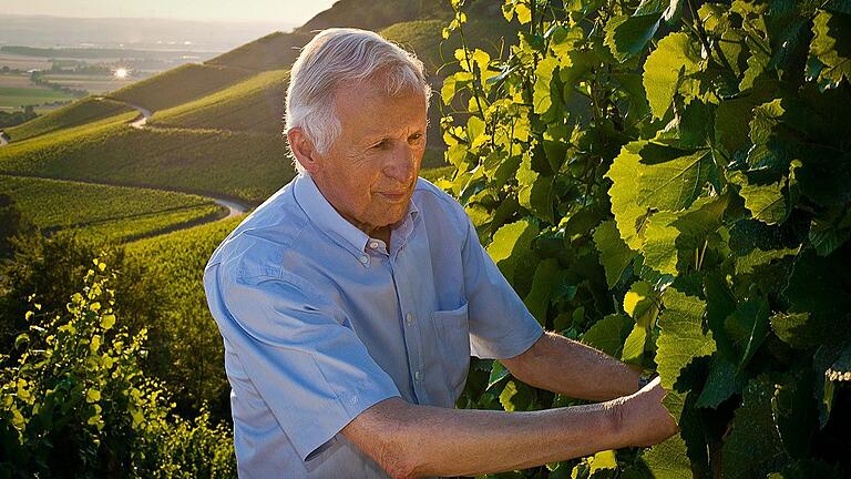 Der Iphöfer Winzer Dr. Heinrich Wirsching steht auch mit 85 Jahren noch gerne im Weinberg.