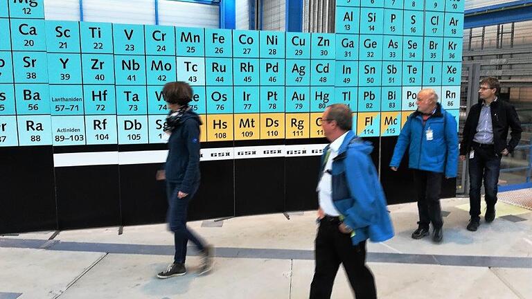 Ein riesiges Schaubild der chemischen Elemente steht im Helmholtz-Zentrum in Darmstadt. Auf ihm kann man auch das Element 110 entdecken, das Darmstadtium, welches im Zentrum entdeckt wurde