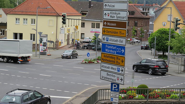 Die Straßenkreuzung B26, B276 und Ludwigstraße am oberen Tor ist eine der großen Problemstellen im Lohrer Verkehrskonzept.