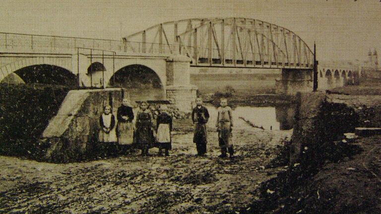 Die erste Brücke über den Main zwischen Bergrheinfeld und Grafenrheinfeld, eingeweiht am 14. Juli 1901, wurde am Abend des 8. April 1945 von Wehrmachtssoldaten gesprengt.