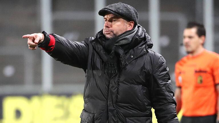 Der Mann mit der Mütze: Bernd Hollerbach gibt als Trainer der VV St. Truiden Anweisungen.