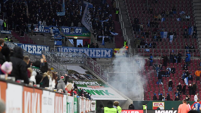 FCA.jpeg       -  FCA Fußball 1. Bundesliga  /  FCA / FC Augsburg - Hoffenheim   1:1Bild: Ulrich WagnerZwischnfall im Gästeblock: ein lauter Böller verletzt ein junges Mädchen / Rauchentwicklung / Einsatzkräfte spannen einen Sichtschutz auf / Das Mädchen wird aus dem Stadion gebracht