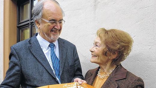 Ein Stück Stadtgeschichte: Hocherfreut nahm Archivleiter Ulrich Wagner von Ilse Schiborr die Schärpe entgegen, die sie vor 65 Jahren als &bdquo;Miss Würzburg&ldquo; in den Huttensälen erhalten hatte.