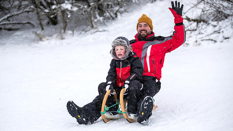 Einige Menschen nutzten die herrliche Winterlandschaft in der Rhön und die schönen Rodelbahnen um den Sonntag 03.01.21 an der frischen Luft im Schnee zu verbringen. Die meisten Menschen befolgten die Corona Maßnahmen und hielten Abstand.