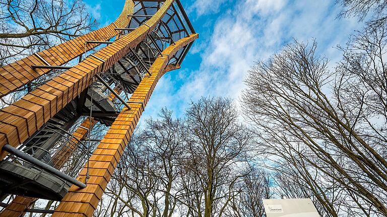 Der Neubau des Aussichtsturms am Zabelstein ist bereits seit Dezember 2020 fertiggestellt. Jetzt, nach dem Abklingen der Corona-Pandemie, wird er für die Öffentlichkeit geöffnet.