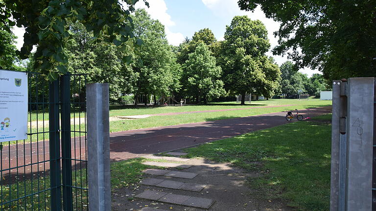 Auf dem Grüngelände der Dachsgrube, auf dem hohe Bäume Bolz- und Spielplatz umgeben, wird die Gemeinde das neue Schulhaus bauen.