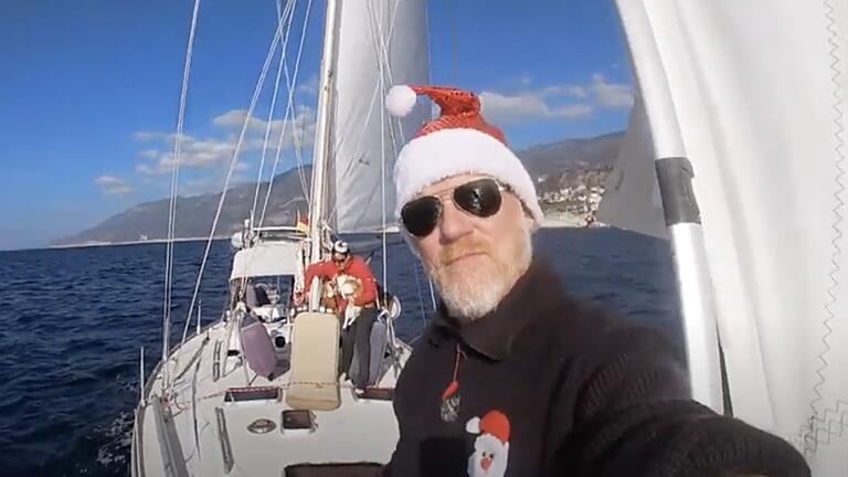 Jens Brambusch feiert Weihnachten auf See im Segelboot.