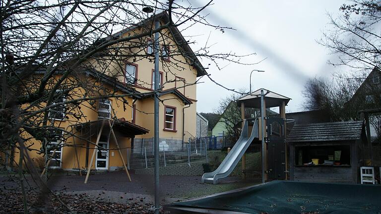 Der frühere Kindergarten in Wernarz steht seit rund einem Jahr leer. Jetzt gibt es Bestrebungen, zumindest den dazugehörigen Spielplatz für eine öffentliche Nutzung zu erschließen.       -  Der frühere Kindergarten in Wernarz steht seit rund einem Jahr leer. Jetzt gibt es Bestrebungen, zumindest den dazugehörigen Spielplatz für eine öffentliche Nutzung zu erschließen.