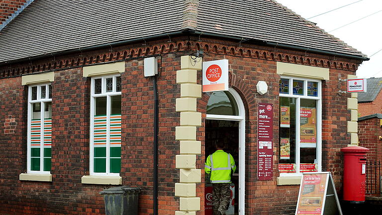 Postfiliale in Großbritannien.jpeg       -  Eine britische Postfiliale in Woodville, Derbyshire. In Hunderten solcher Ämter kam es zu Defiziten in den Geschäftsbüchern.